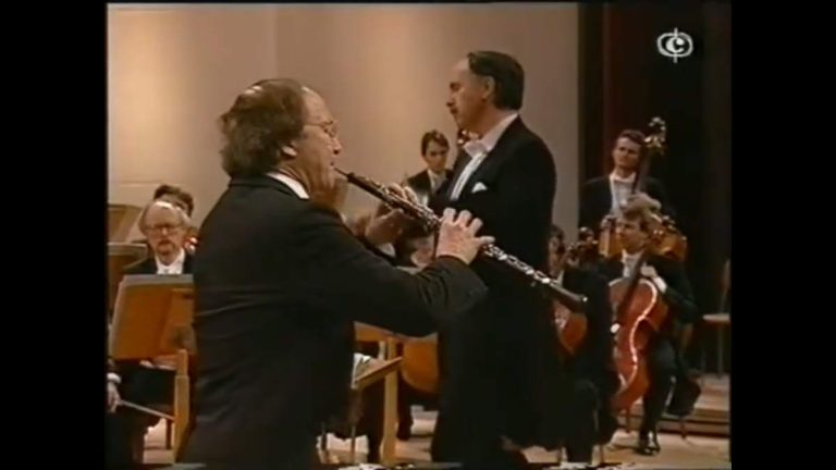 Accompanied by the Lausanne Chamber Orchestra, the Swiss virtuoso oboist Heinz Holliger performs Wolfgang Amadeus Mozart's Oboe Concerto in C major, K. 314. Conductor: Jesus Lopez Cobos.