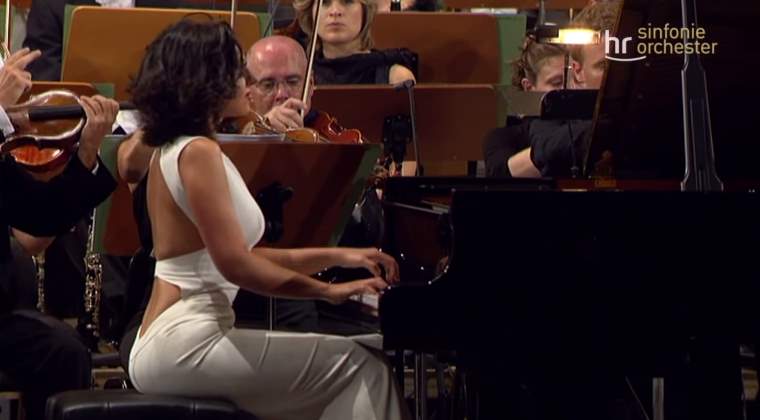 Khatia Buniatishvili plays Schumann's Piano Concerto