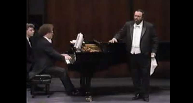 Pavarotti sings Un'aura amorosa (Mozart)