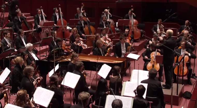  hr  Sinfonieorchester  plays Shostakovich s Symphony No 1 