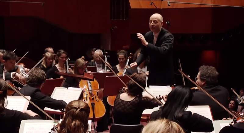 hr-Sinfonieorchester plays Schumann's Overture, Scherzo and Finale