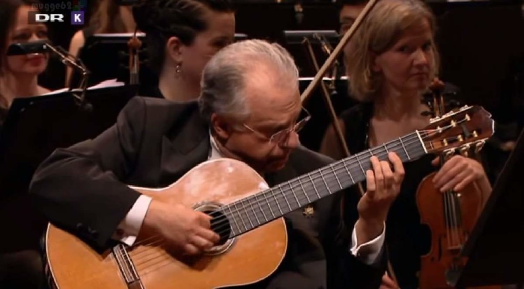 Romero plays Rodrigo's guitar concerto
