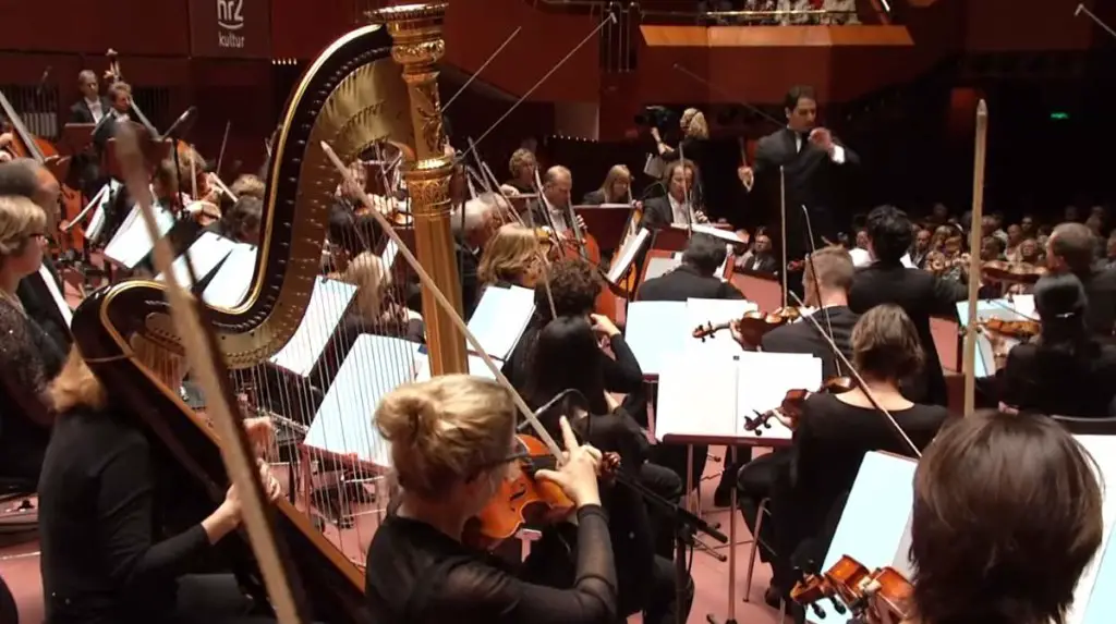 The hr-Sinfonieorchester plays Gustav Mahler's Symphony No. 1