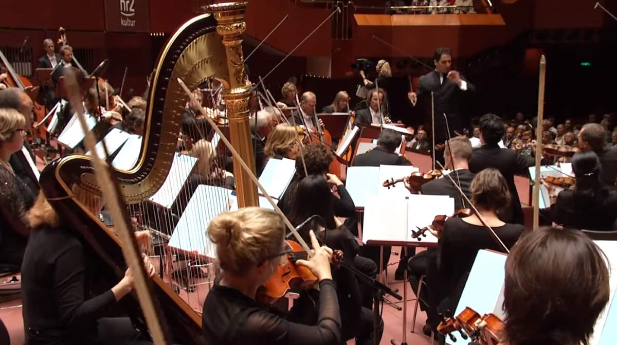 The hr-Sinfonieorchester plays Mahler Symphony No. 1 The Titan