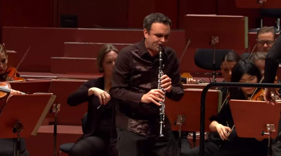Jörg Widmann performs Wolfgang Amadeu Mozart's Clarinet concerto