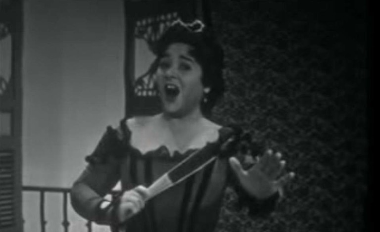 Victoria de los Ángeles sings "Una voce poco fa"