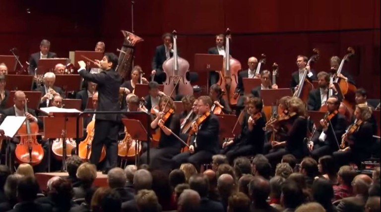 hr-Sinfonieorchester performs Ein Heldenleben
