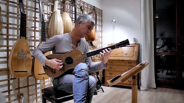 Lislevand plays Santiago de Murcia - Tarantella