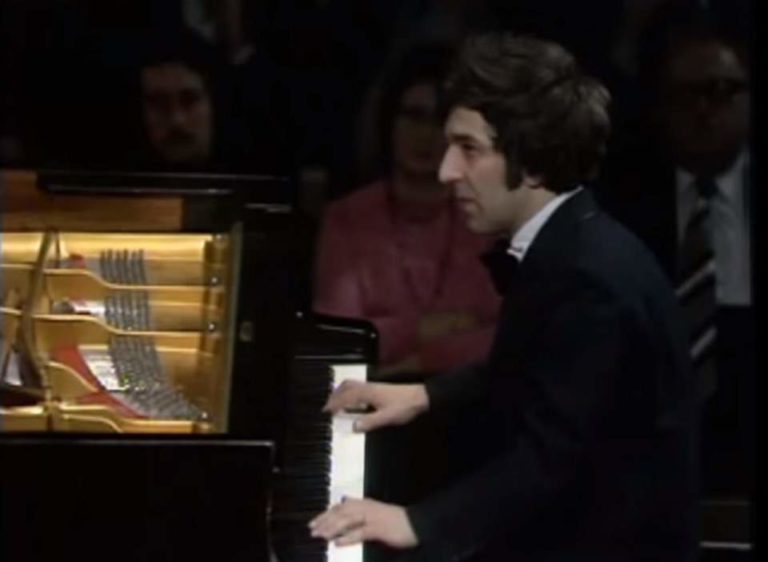 Vladimir Ashkenazy performs Beethoven - Piano Concerto No. 5
