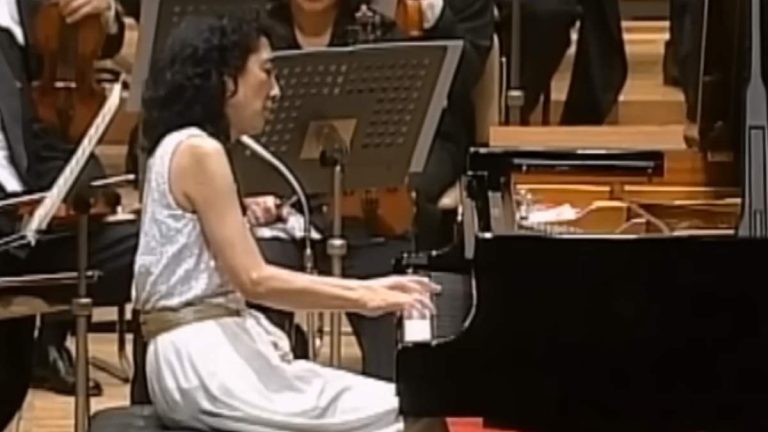 Mitsuko Uchida performs Beethoven Piano Concerto No. 3