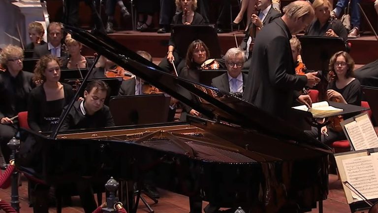 Dejan Lazić performs Wolfgang Amadeus Mozart Piano Concerto No. 23