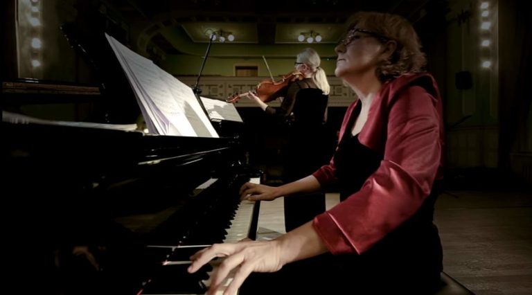 Guzowska and Koszewska-Wajdzik perform Gerard Drozd's Triptych
