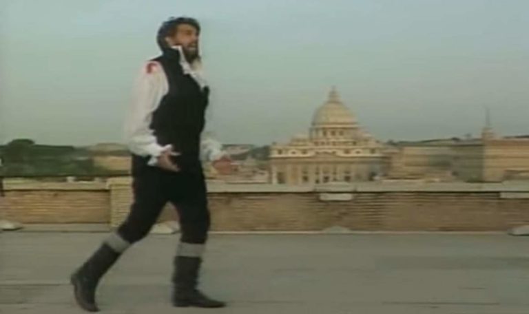 Domingo sings E lucevan le stelle