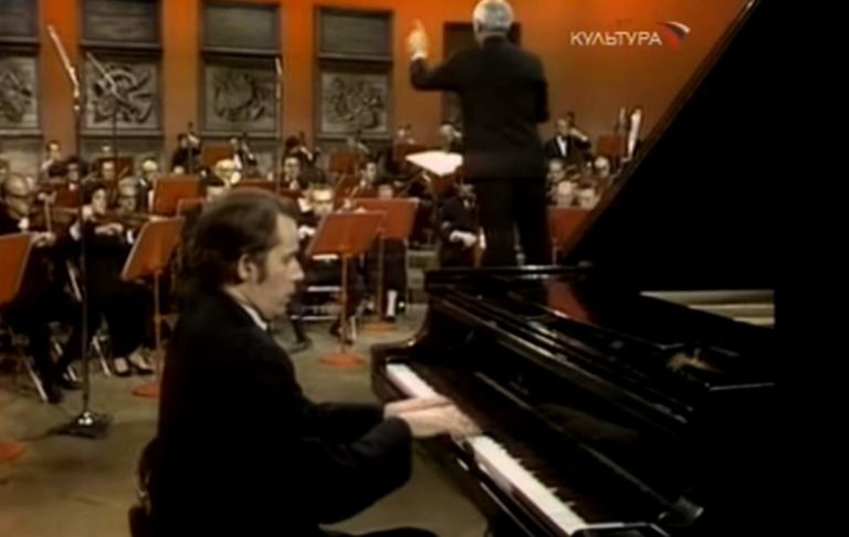 Glenn Gould performs Ludwig van Beethoven'’s Piano Concerto No. 5