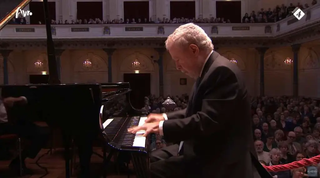 Nelson Freire performs Schumann's Piano Concerto