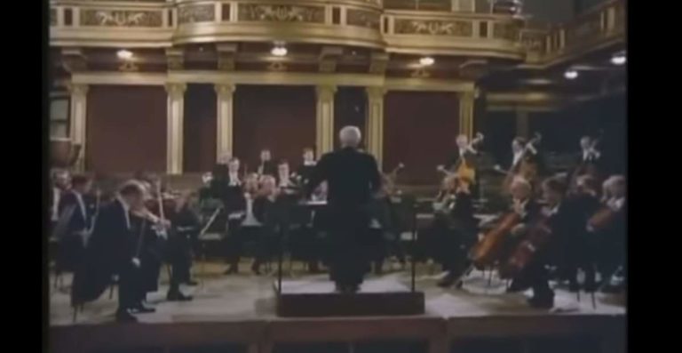 Wiener Philharmoniker performs Mozart's Symphony No. 25