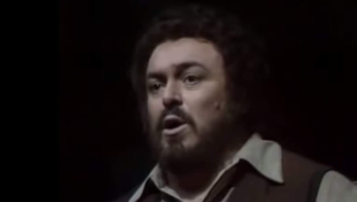 Luciano Pavarotti sings Una furtiva lagrima