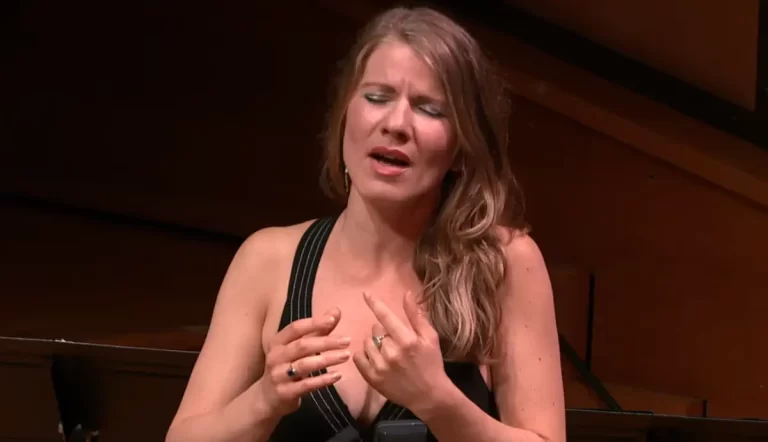 Anne-Sophie Honor performs Sébastien Le Camus' "Laissez durer la nuit par