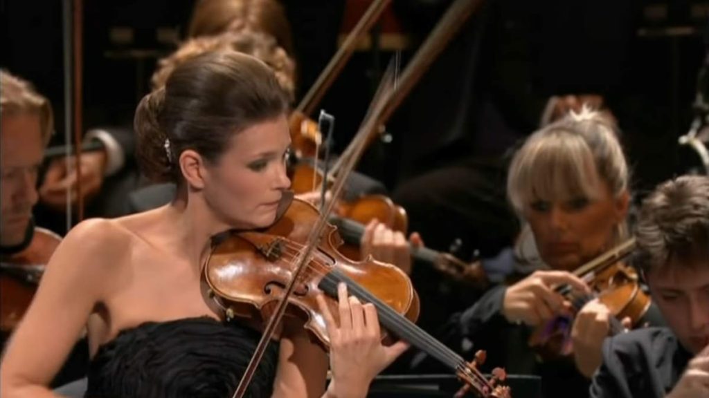 Accompanied by the Orchestre de Paris, Janine Jansen performs Benjamin Britten Violin Concerto, Op. 15.