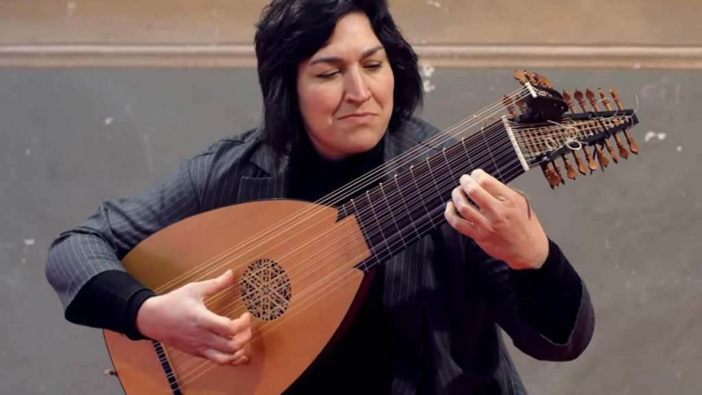 Evangelina Mascardi performs Johann Sebastian Bach Lute Suite in C minor, BWV 997