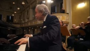 András Schiff performs Mozart Piano Concerto No. 22