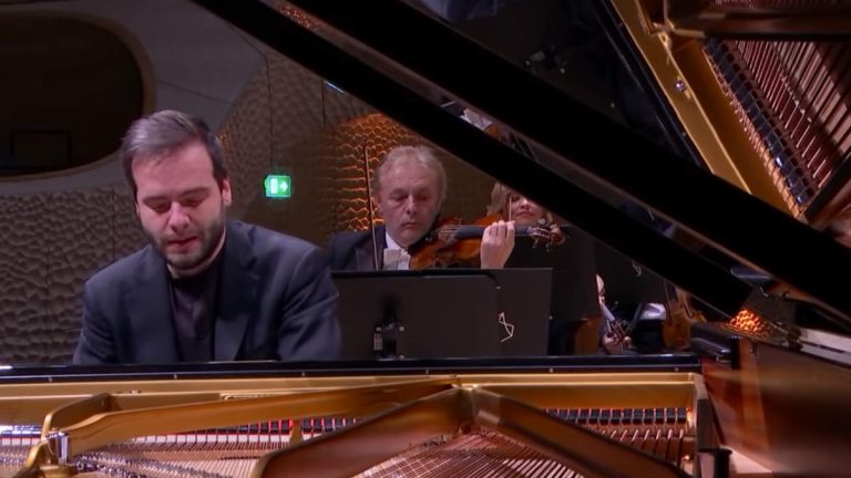 Francesco Piemontesi performs Mozart Piano Concerto No. 27