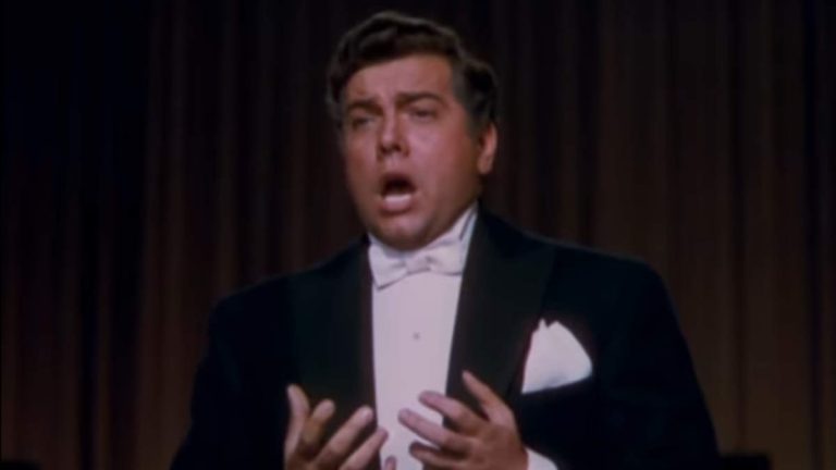 Mario Lanza sings Vesti La Giubba,from the 1892 opera Pagliacci (Clowns). From the 1951 movie The Great Caruso