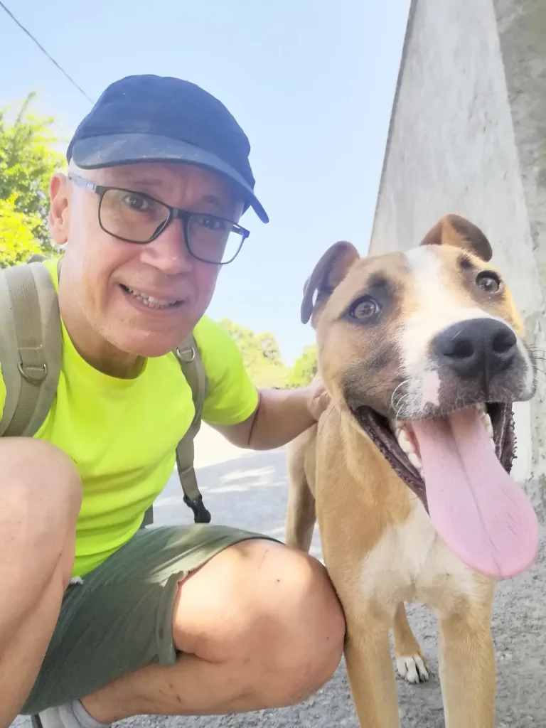 Özgür Nevres with dog