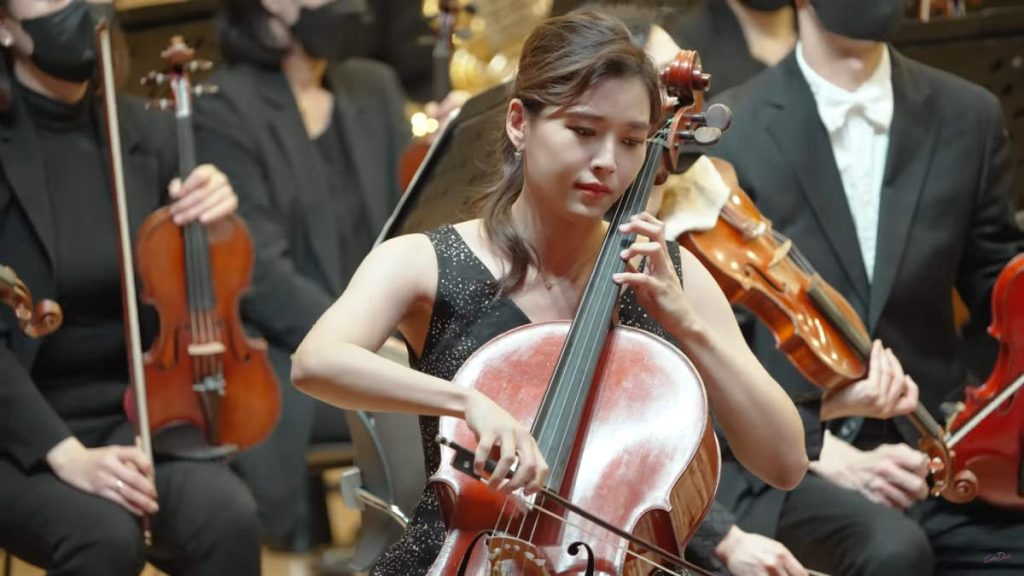 Yoon-Kyung Cho performs Dvořák Cello Concerto