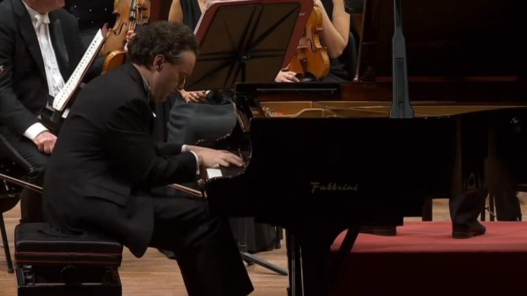 Evgeny Kissin performs Rachmaninoff Piano Concerto No. 3