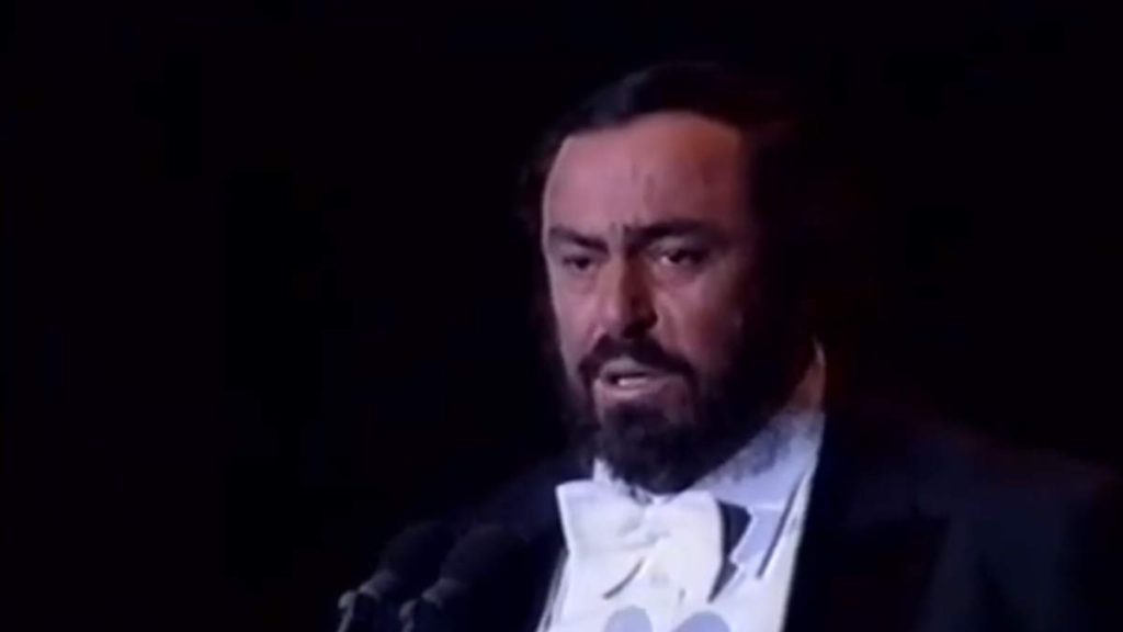 avarotti sings Recondita armonia and E lucevan le stelle