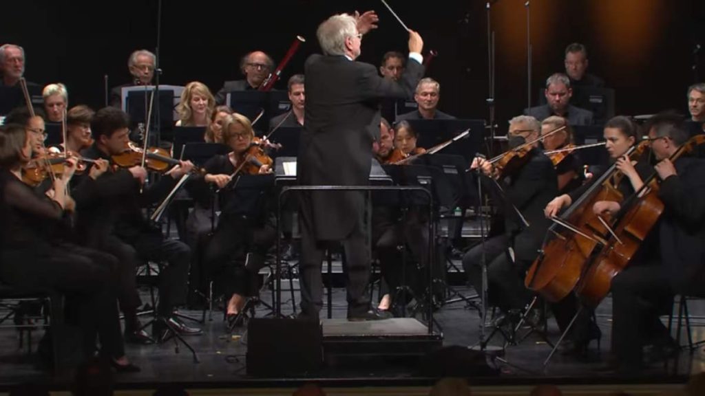 Conducted by Reinhard Goebel, the SWR Symphonieorchester (Southwest German Radio Symphony Orchestra) performs Wolfgang Amadeus Mozart Symphony No. 31 in D major, K. 297/300a, better known as the Paris Symphony.