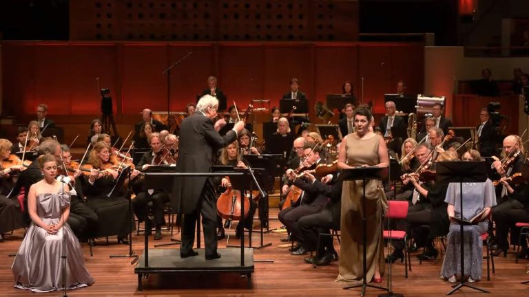 Conducted by Hartmut Haenchen, the Radio Filharmonisch Orkest and Groot Omroepkoor perform Robert Schumann Das Paradies und die Peri (Paradise and the Peri), Op. 50, an oratorio for soloists, chorus, and orchestra.