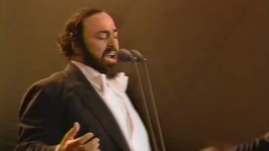 Pavarotti sings Serenata, a song composed by Pietro Mascagni