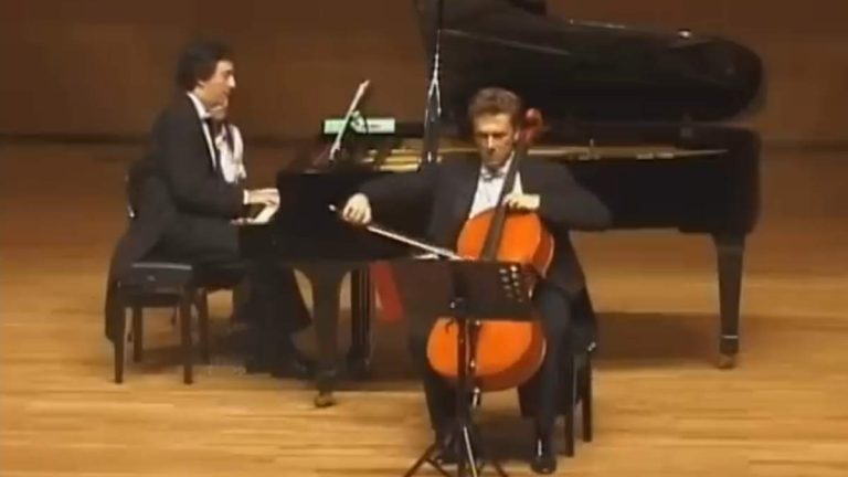 Accompanied by the French pianist François Daudet, the French cellist David Louwerse plays Sicilienne, Op. 78, a short work by Gabriel Fauré, composed in 1893.