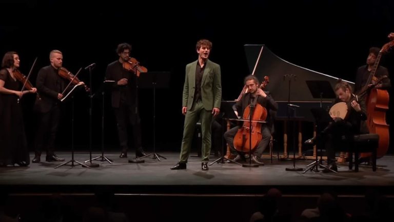 Accompanied by the Italian early music ensemble Il Pomo d'Oro (English: The Golden Apple), the Polish countertenor Jakub Józef Orlinski sings Baroque arias. The program, entitled Facce d'Amore includes 8 world premieres and recorded on July 21, 2021, at the Théâtre du Capitole in Toulouse.